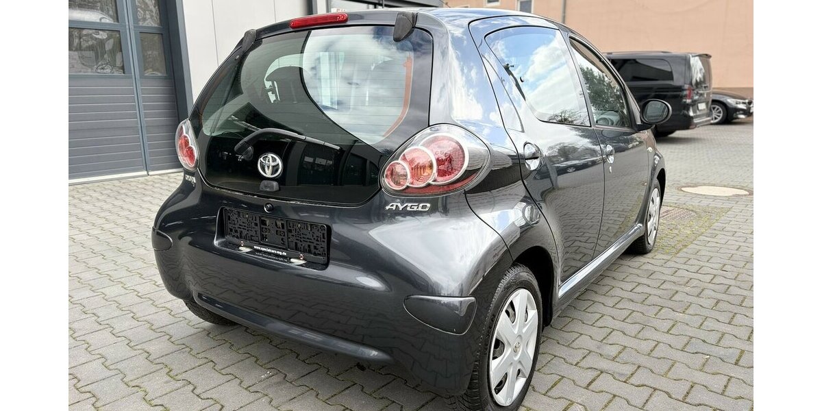 Toyota Aygo Basis / Klima / Elektr. FH / MP3 Player 95.000 km 2.890 &euro; Mönchengladbach 41066