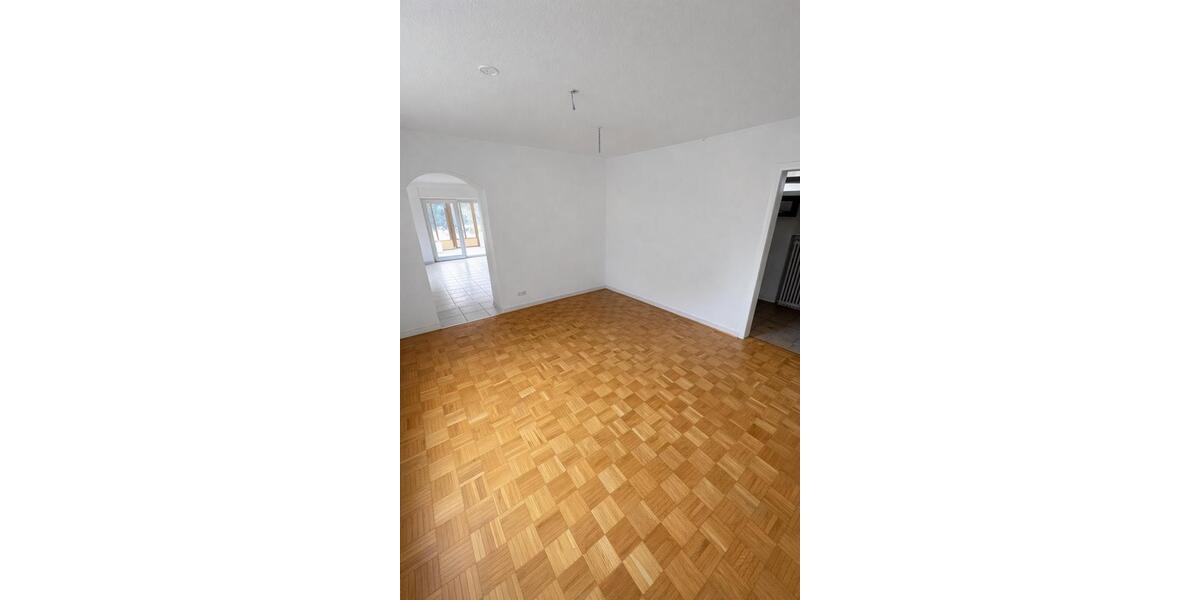 Erdgeschoßwohnung Kaarst - 7 Zimmer, 180 m&sup2;, 1.900&euro; | Angebot:26548422