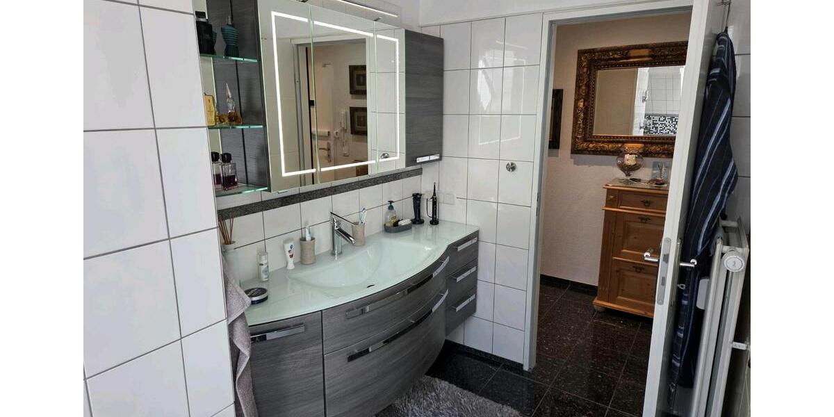 Dachgeschoßwohnung Krefeld Cracau - 3 Zimmer, 85 m&sup2;, 140.000&euro; | Angebot:26084764