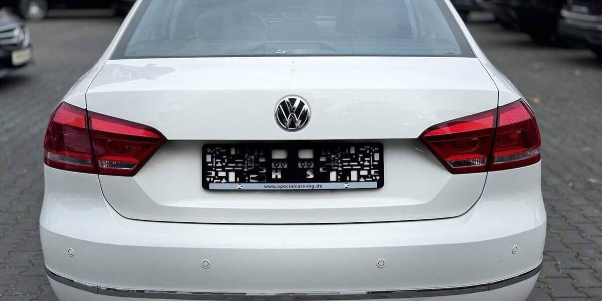 VW Passat 2,0 TDI Highline / Leder / SHD / Keyless 228.000 km 11.390 &euro; Mönchengladbach 41066