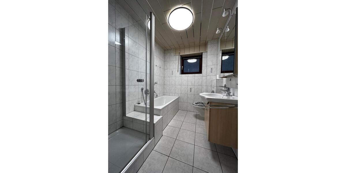 Erdgeschoßwohnung Moers - 3 Zimmer, 92 m&sup2;, 1.100&euro; | Angebot:25903455