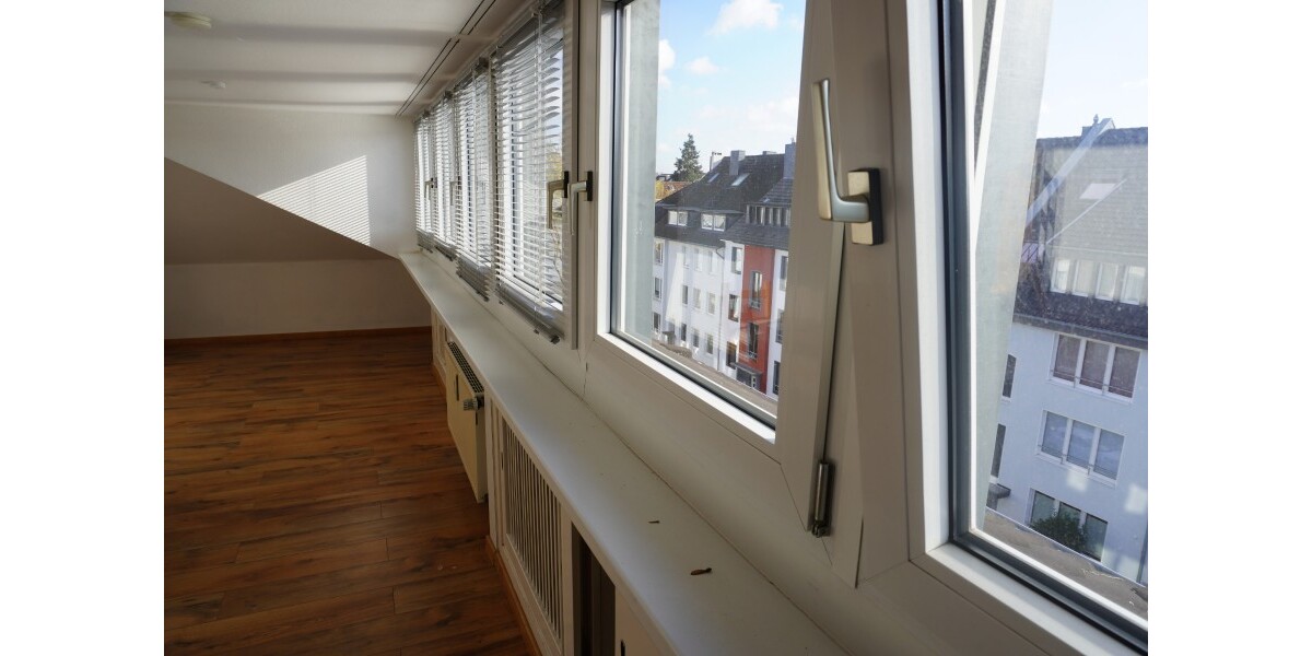 Provisionsfrei* SOFORT FREI! Rhein-nah - 2-Zm Penthouse Oberkassel - renoviert, Klimaanlage Einbauküche 55m² - Einfamilienhaus Düsseldorf Oberkassel | Angebot:25926108