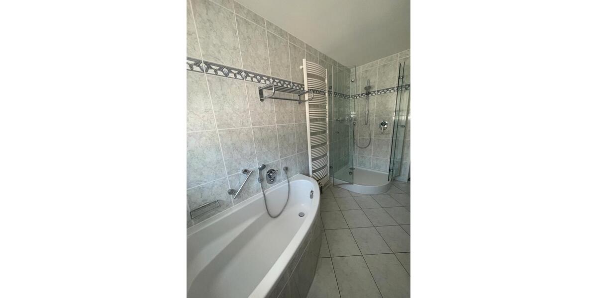 Etagenwohnung Mönchengladbach - 3 Zimmer, 130 m&sup2;, 1.705&euro; | Angebot:26631282
