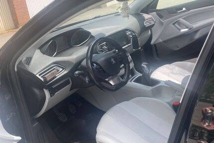 Peugeot 308 118.500 km 5.000 &euro; Neuss 41464