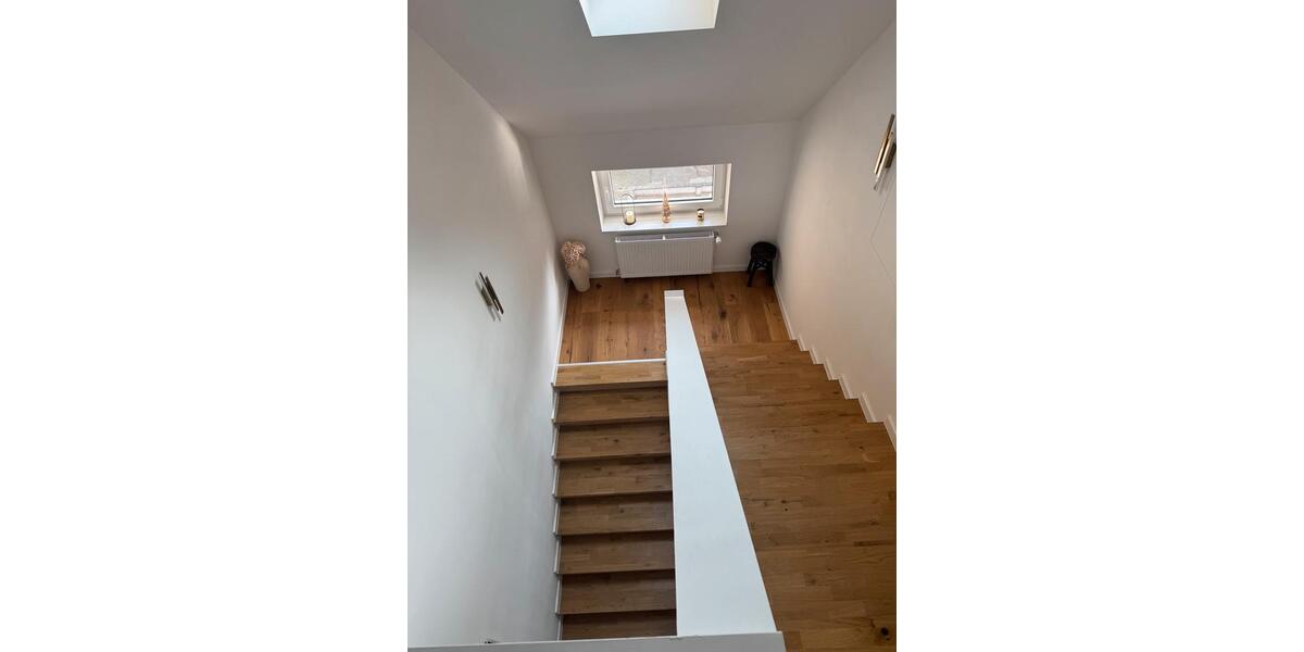 Dachgeschoßwohnung Düsseldorf Stadtbezirk 3 - 5 Zimmer, 140 m&sup2;, 3.500&euro; | Angebot:25941058