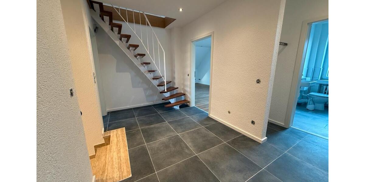 Dachgeschoßwohnung Grefrath - 4 Zimmer, 120 m&sup2;, 1.200&euro; | Angebot:25365398