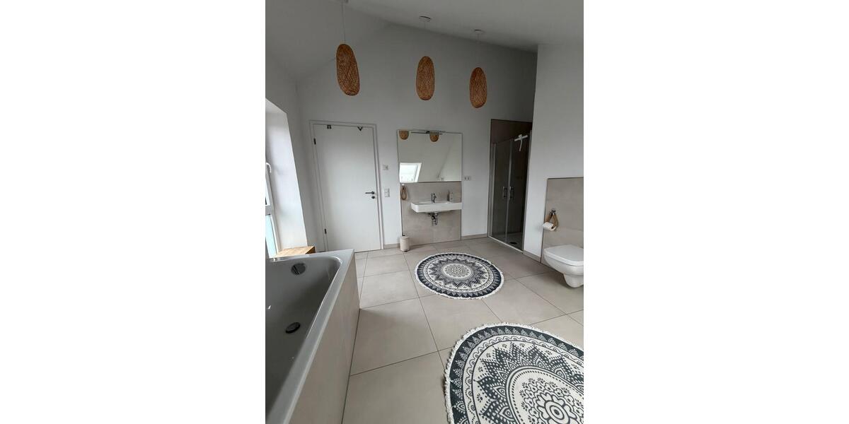 Dachgeschoßwohnung Krefeld Gellep-Stratum - 3.5 Zimmer, 115 m&sup2;, 1.900&euro; | Angebot:25205244