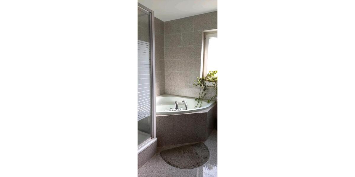 Etagenwohnung Grevenbroich - 6 Zimmer, 172 m&sup2;, 1.790&euro; | Angebot:25961233