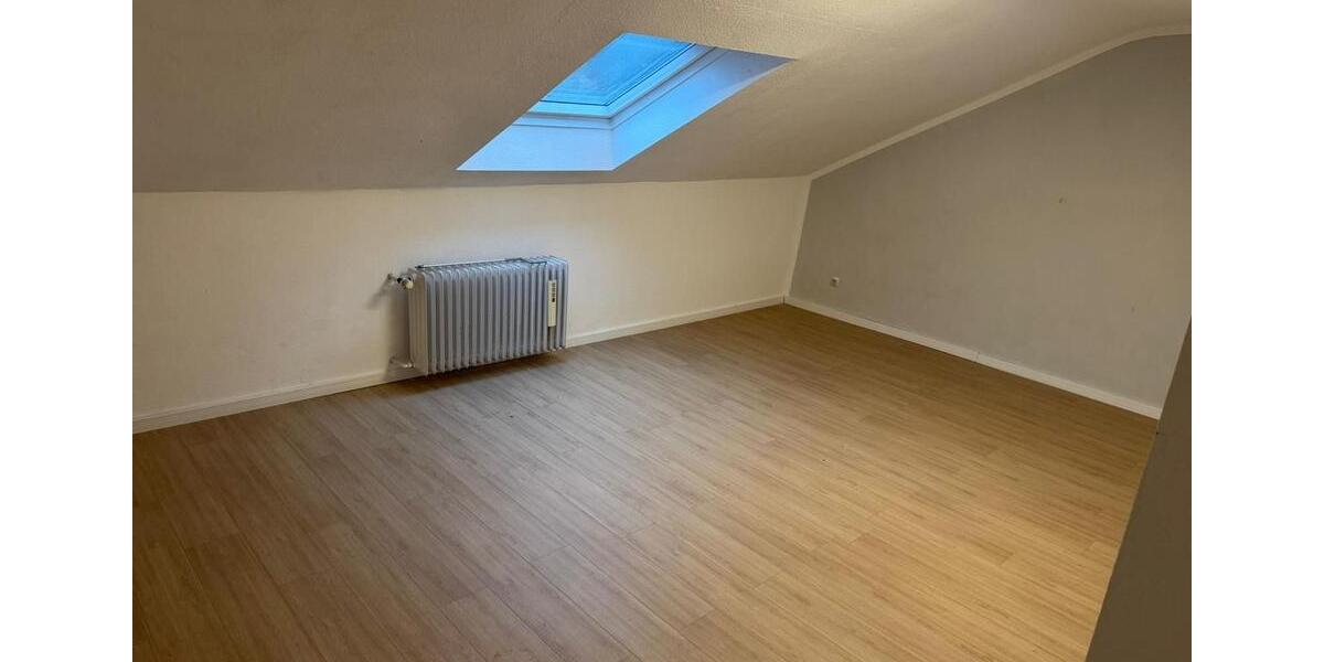 Dachgeschoßwohnung Grevenbroich - 2.5 Zimmer, 96 m&sup2;, 720&euro; | Angebot:25057385