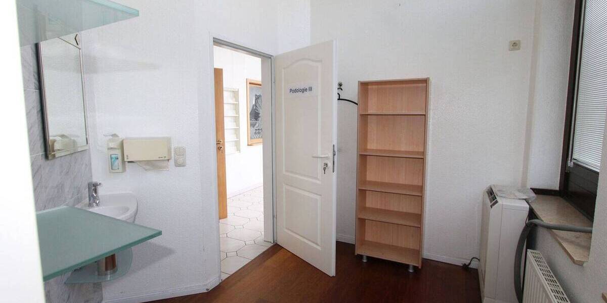 Gewerbeobjekt Krefeld Stadtmitte - 9 Zimmer, 187 m&sup2;, 1.300&euro; | Angebot:25997649