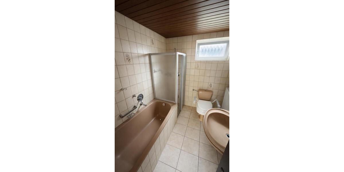 Erdgeschoßwohnung Kaarst - 7 Zimmer, 180 m&sup2;, 1.900&euro; | Angebot:26548422