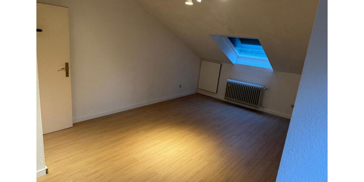 Dachgeschoßwohnung Grevenbroich - 2.5 Zimmer, 96 m&sup2;, 720&euro; | Angebot:25057385