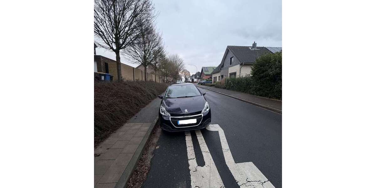 Peugeot 208 112.000 km 5.900 &euro; Mönchengladbach 41065